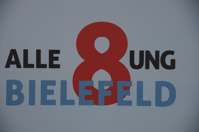 Logo der Ausstellung "Alle 8ung!"