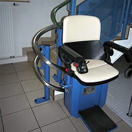 HIRO 160 Treppenlift mit blauer Stuhlverkleidung