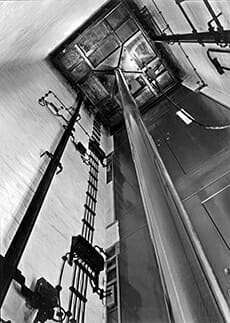 Blick in den Aufzugsschacht eines hydraulischen Personenaufzugs