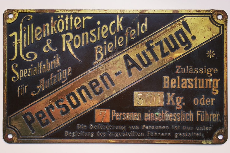 altes Schild aus einem Aufzug der Vorkriegszeit