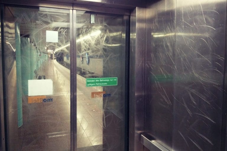 Zerkratzte Oberflächen einer Aufzugskabine zur U-Bahn Haltestelle
