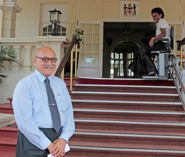 barrierefreier Urlaub – HIRO Treppenlift im Präsidentenpalast der Fidschi Inseln (Probesitzen)