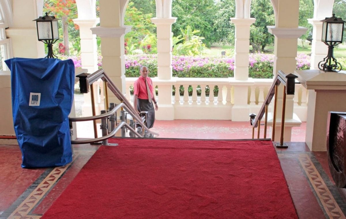 barrierefreier Urlaub – HIRO Treppenlift im Präsidentenpalast der Fidschi Inseln