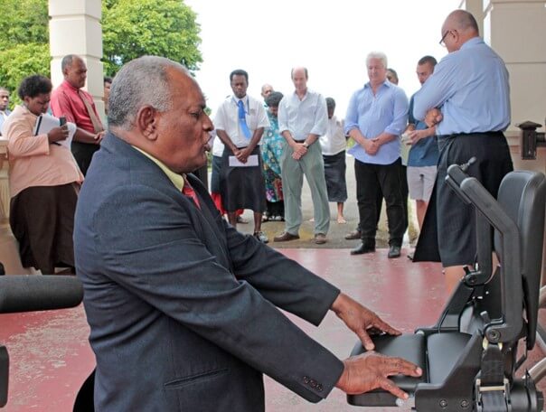 barrierefreier Urlaub – HIRO Treppenlift im Präsidentenpalast der Fidschi Inseln (Einweihung)